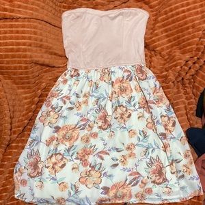 Short floral dress. Never worn. Size small.